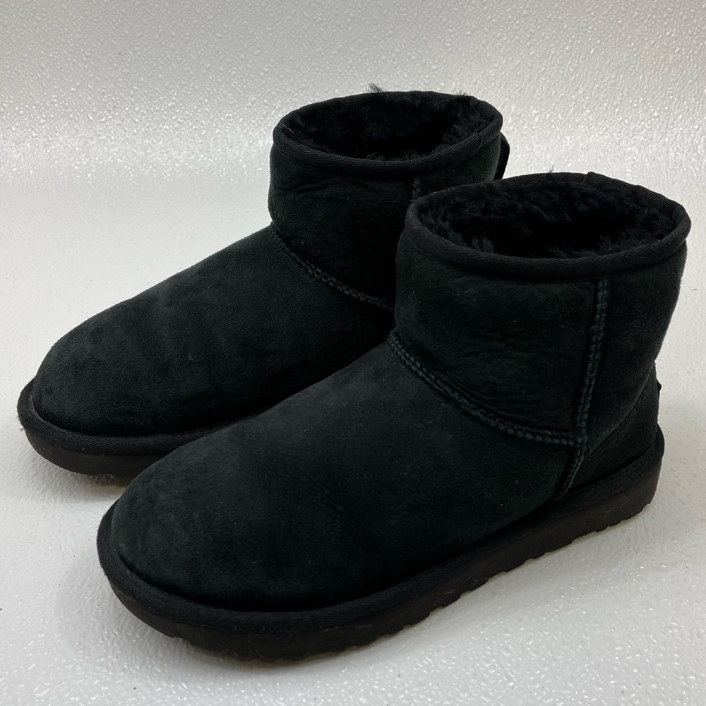 UGG Australia Black Classic Short Ankle Boots Women’s Size US 7 S/N 1016222
